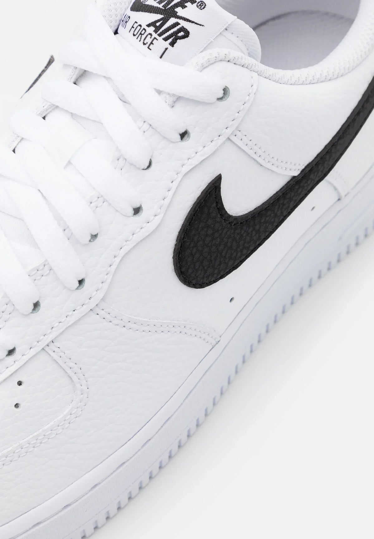 Nike Air Force 1 - White And Black – sneakers från Nike, bild 3