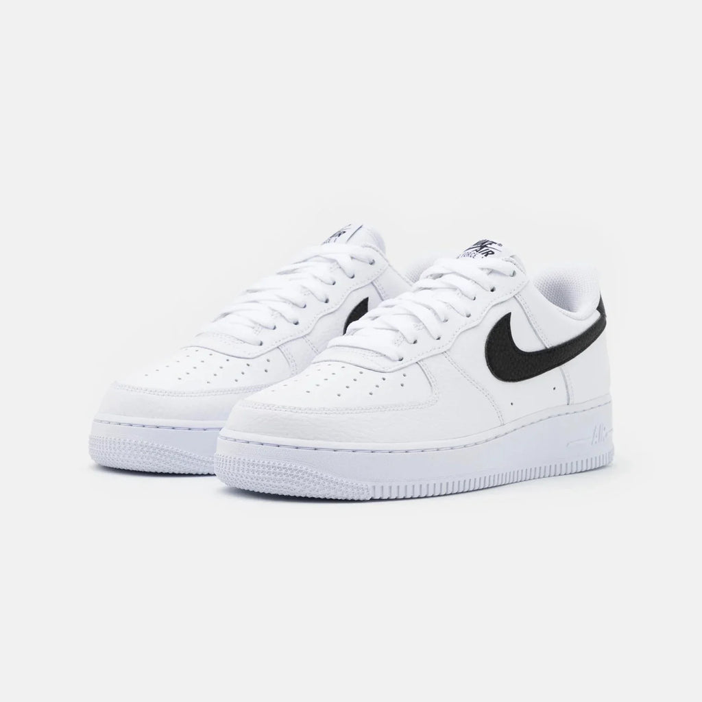 Nike Air Force 1 - White And Black – sneakers från Nike, bild 2