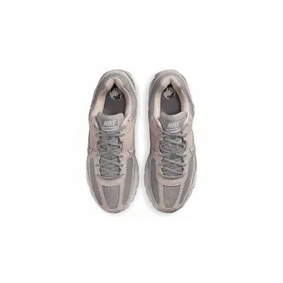 Nike Zoom Vomero 5 - Light Orewood Brown Metallic Platinum – sneakers från Nike, bild 3